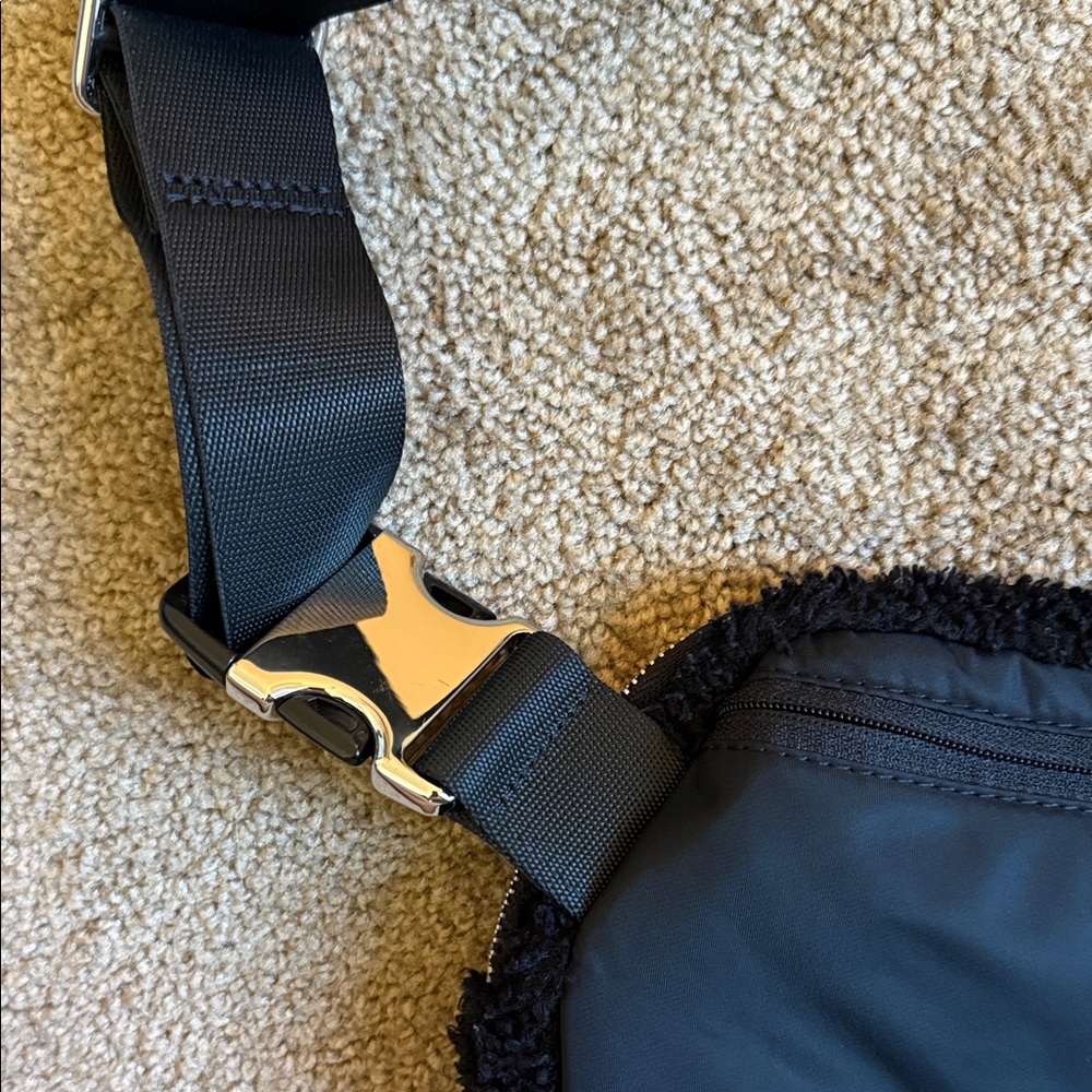 lululemon Black Fleece Belt Bag - Picture 5 of 7